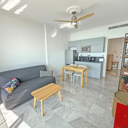 Apartment Sea Front Saphir